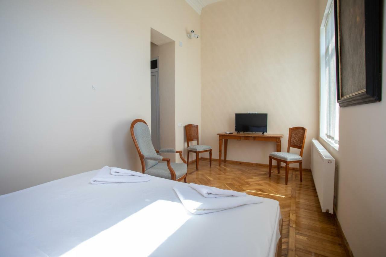 Hotel Veneto Kutaisi Bagian luar foto