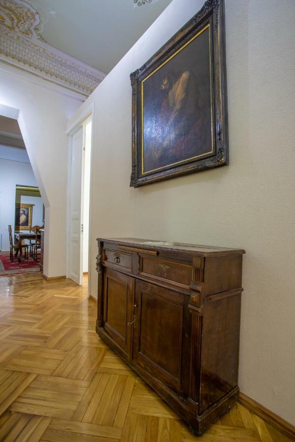 Hotel Veneto Kutaisi Bagian luar foto