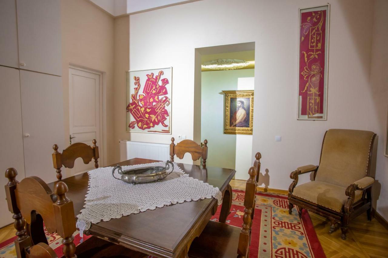 Hotel Veneto Kutaisi Bagian luar foto