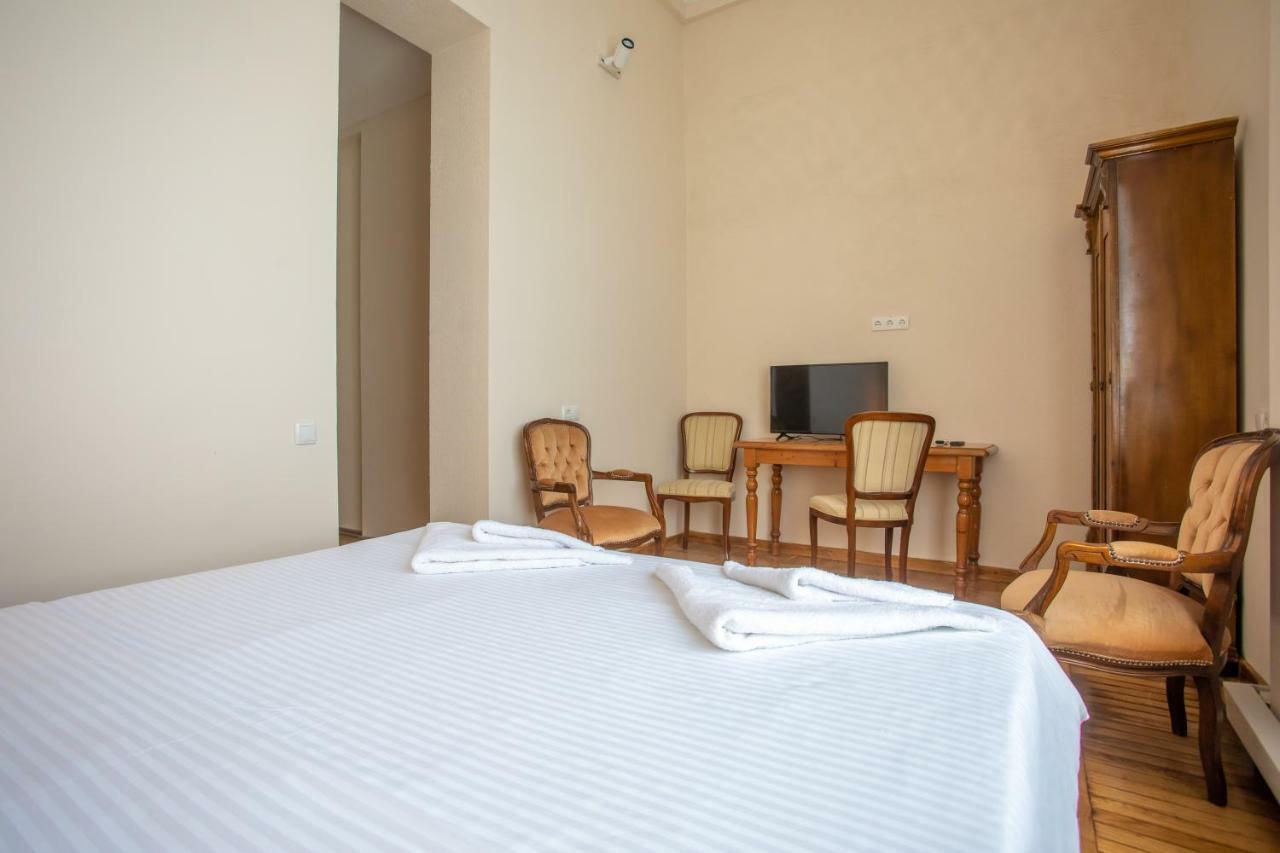 Hotel Veneto Kutaisi Bagian luar foto