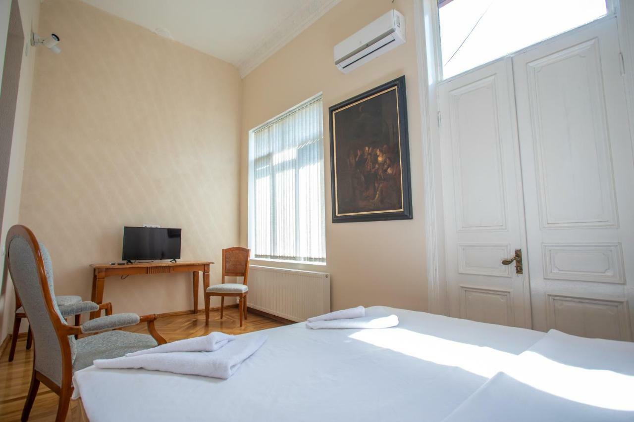 Hotel Veneto Kutaisi Bagian luar foto