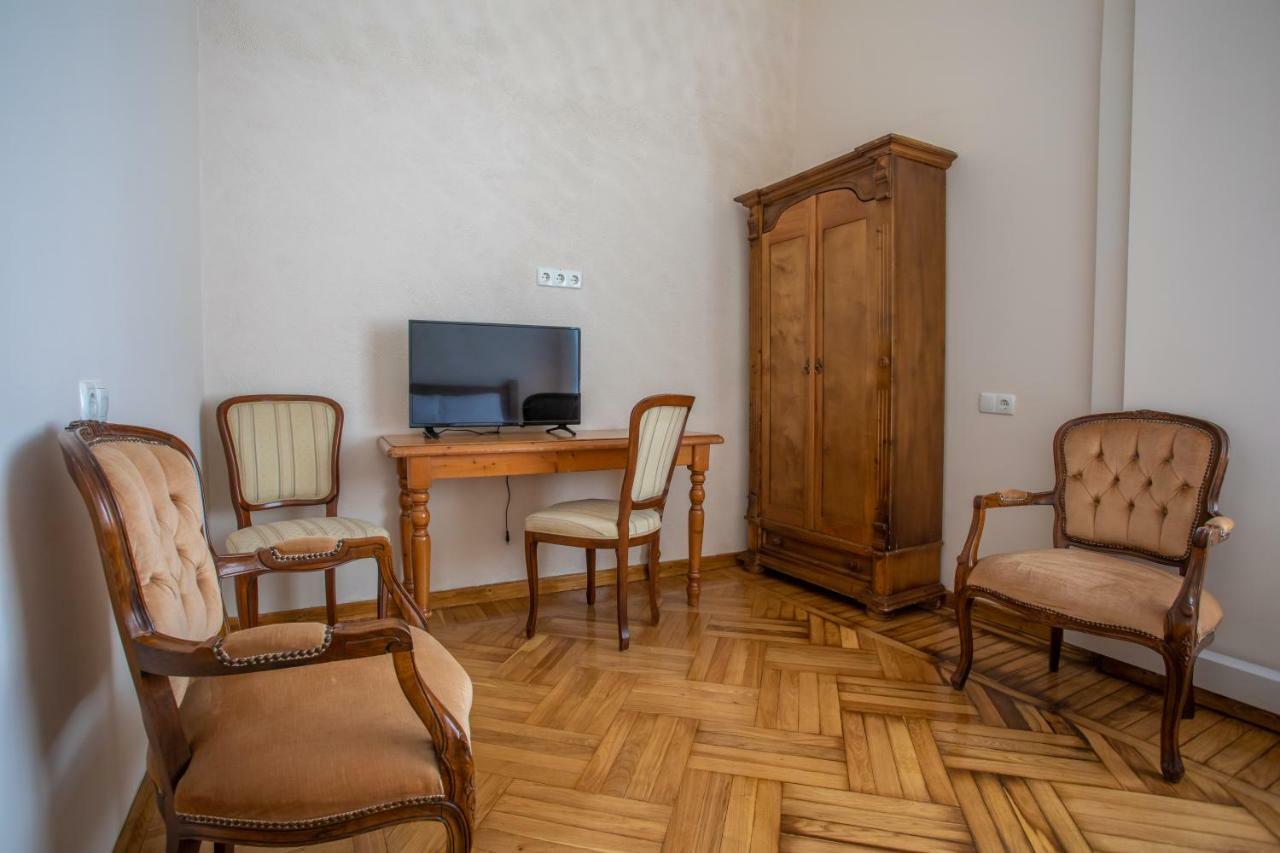 Hotel Veneto Kutaisi Bagian luar foto
