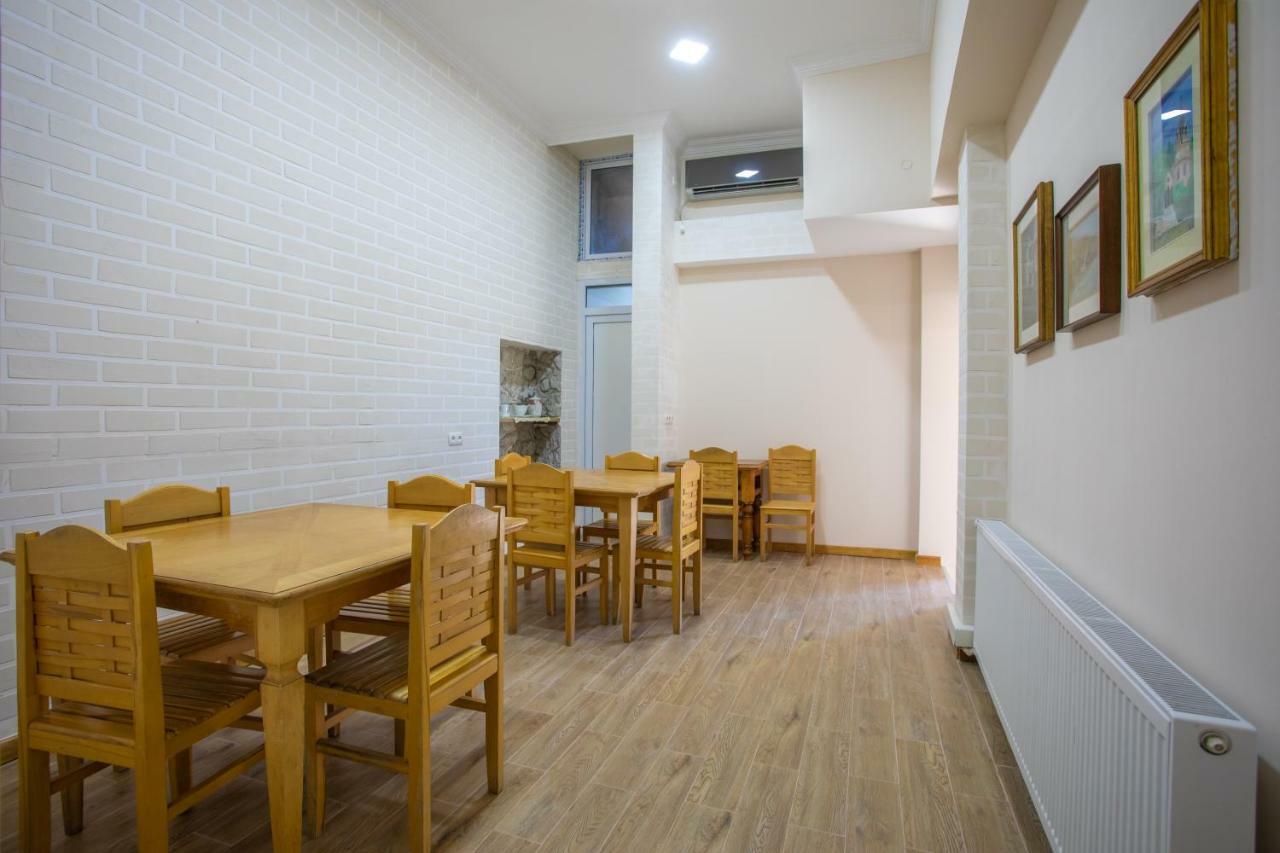 Hotel Veneto Kutaisi Bagian luar foto